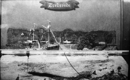 Between July and September 1955, an exhibition on the Brederode was held at the Maritime Museum. Besides earlier finds from the wreck, a miniature model of the wreck site made by Jan Uhre was on display (Maritime Museum Rotterdam)