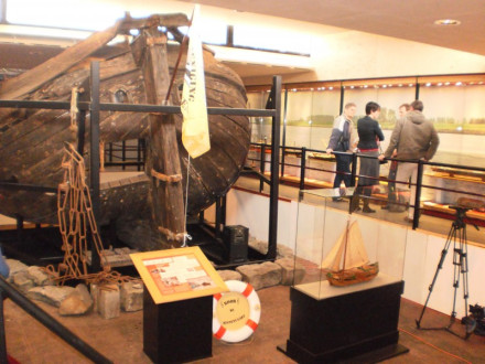 The stern of De Jonge Jacob on display, with the mysterious large square hatch. Photo by Hannie Visser-Kieboom