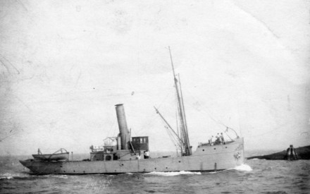 A black and white photo of the Hr. Ms. Frans Naerebout under way.