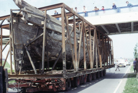 Transport van het beurtschip per dieplader.