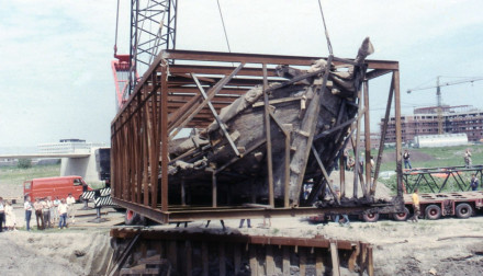 Berging in 1981 van het beurtschip. Het schip is in een stalen kooi ingepakt en wordt op een dieplader geplaatst voor verder transport.