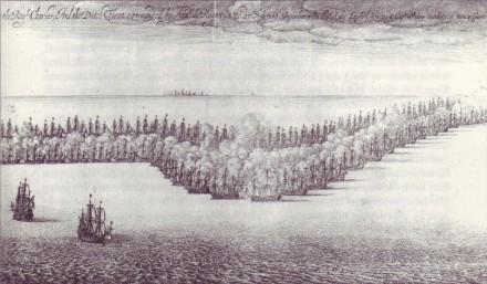 Een gravure in zwartwit van de zeeslag.