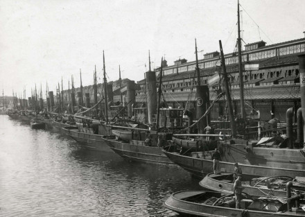 A black and white photo of the port of Ijmuiden with fishing ships.