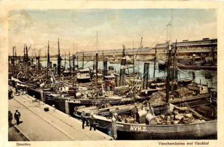 Een ansichtkaart van de visserijhaven in Ijmuiden met stoomtrawlers, oa.a de HVH2 en de IJM151