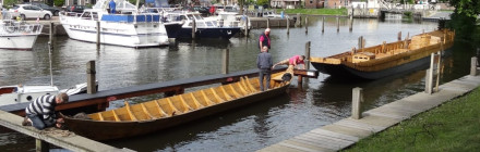 Twee houten punters achter elkaar aan de kant.