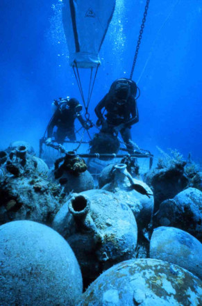 Divers lifting amphorae