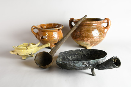 5 verschillende keukengerei van aardewerk, allemaal een beetje gescheurd of gebroken.