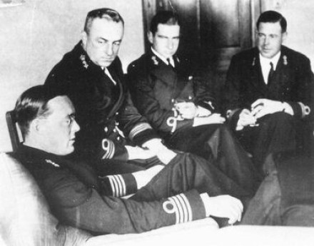 Bezoek van Prins Bernhard aan de Onderzeedienst te Dundee in september 1940. V.l.n.r. Prins Bernhard (als kapitein ter zee), luitenant ter zee 1e klasse J.W. Ort, luitenant ter zee 2e klasse W.S.J.A. Prins en luitenant ter zee 2e klasse G.D. Kwast.