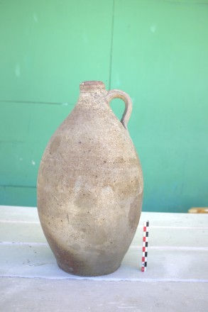 Photos of an eartherware jug.